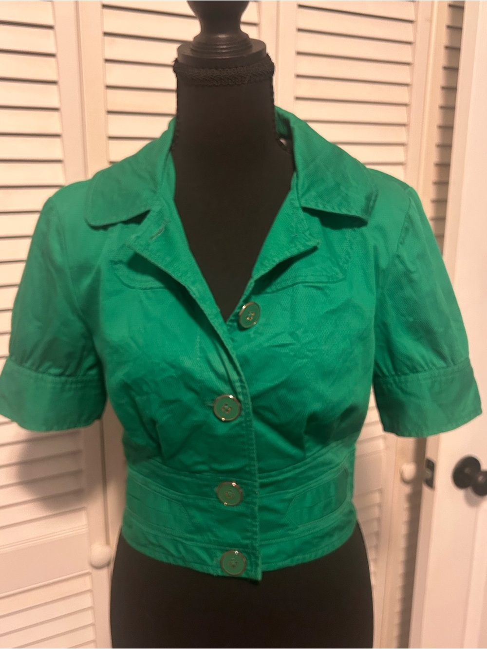 Cropped Short-Sleeve Green Button-Front Women's Top